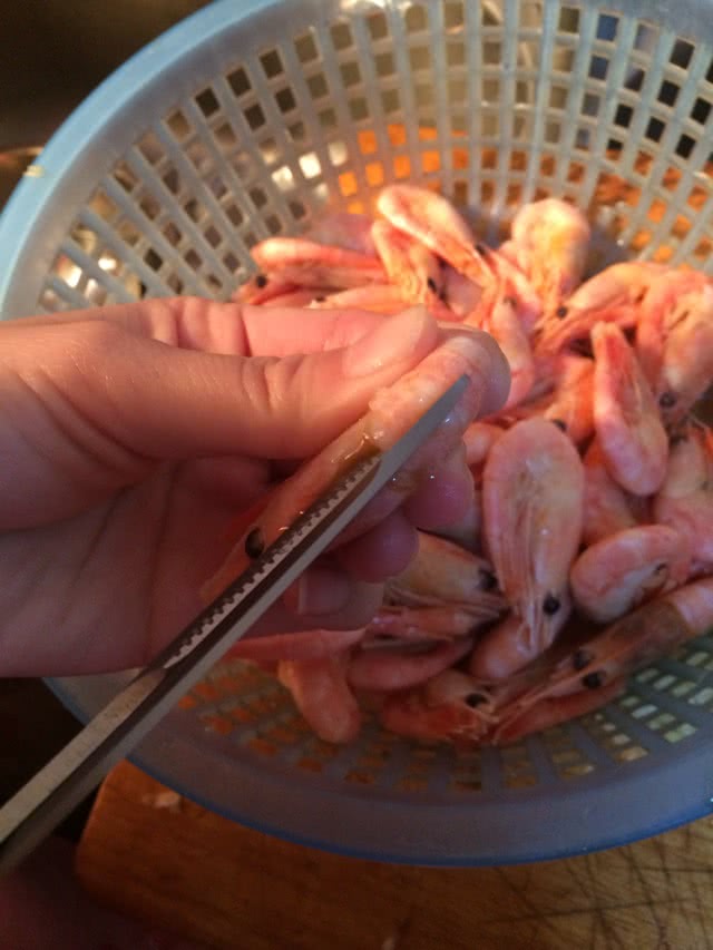 蒜蓉开边虾的做法图解1