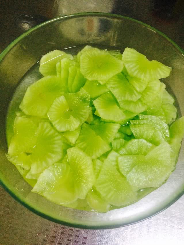 莴笋洗净切片,圆形菱形都可以