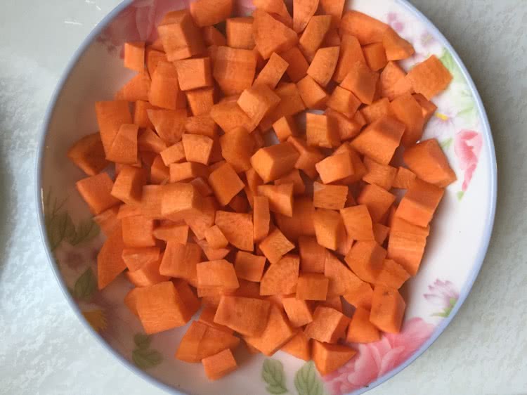 胡萝卜丁加入适量食用油,如橄榄油,婴儿核桃油等,拌匀.