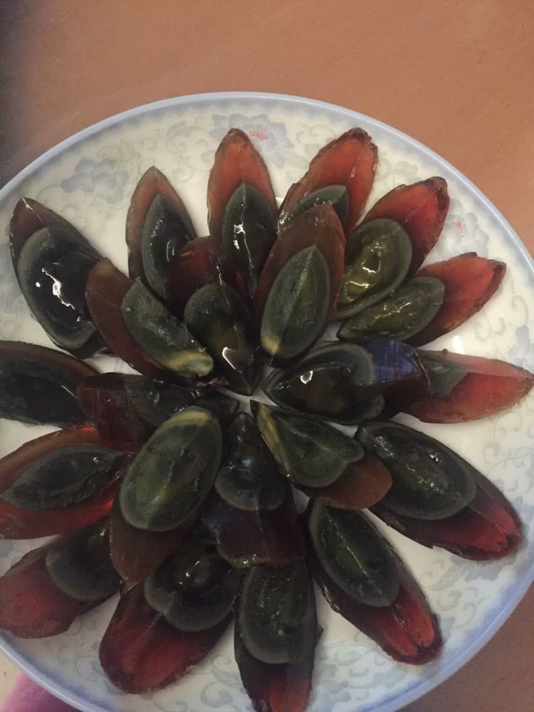 皮蛋切好 摆盘
