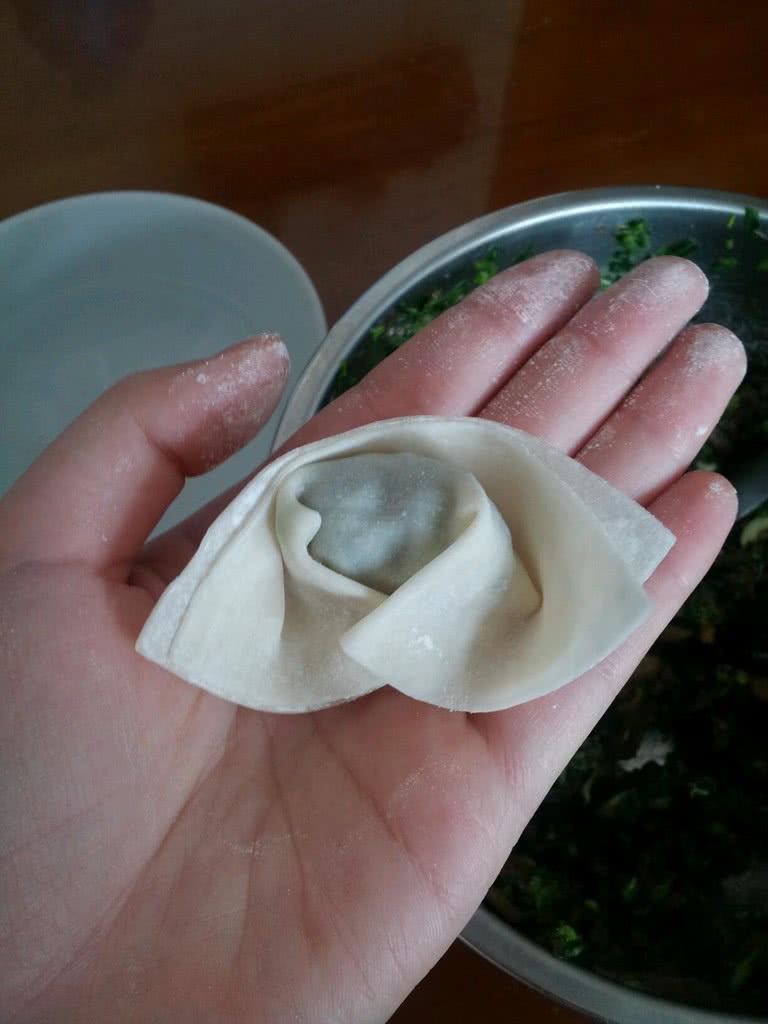 这里我只做最熟悉的一种包法,,各位也请自便,总之把馅包进馄饨皮里面