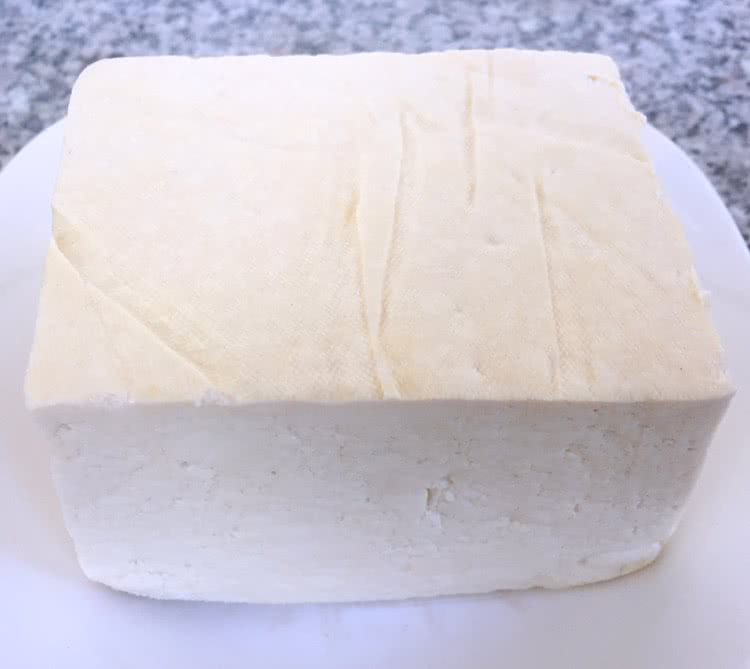 准备好一块豆腐洗净沥干水份备用