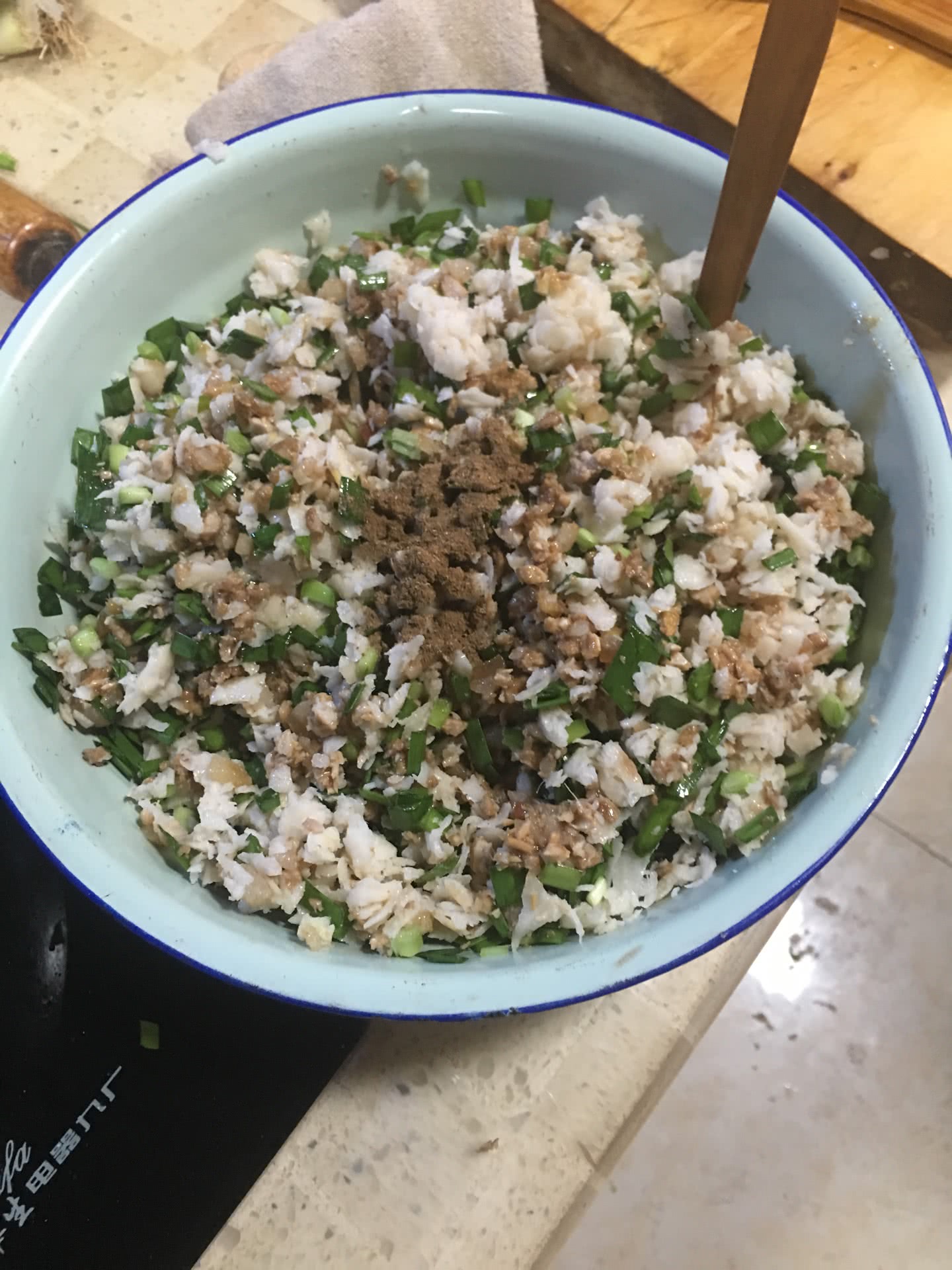 韭菜切段.炒好的肉切末.加入五香粉,热花椒油浇入,加香油,拌馅儿.