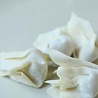 取一张小馄饨皮,中间放上适量虾泥馅,捏紧皮子,小馄饨就包好了.