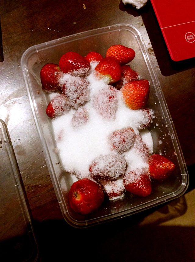 夏天吃不完草莓的好去处--冰镇草莓罐头的做法图解3