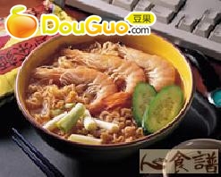 草虾3尾 小黄瓜片少许 葱段少许 泡面面条1包 泡面调味料包全部 鲜虾