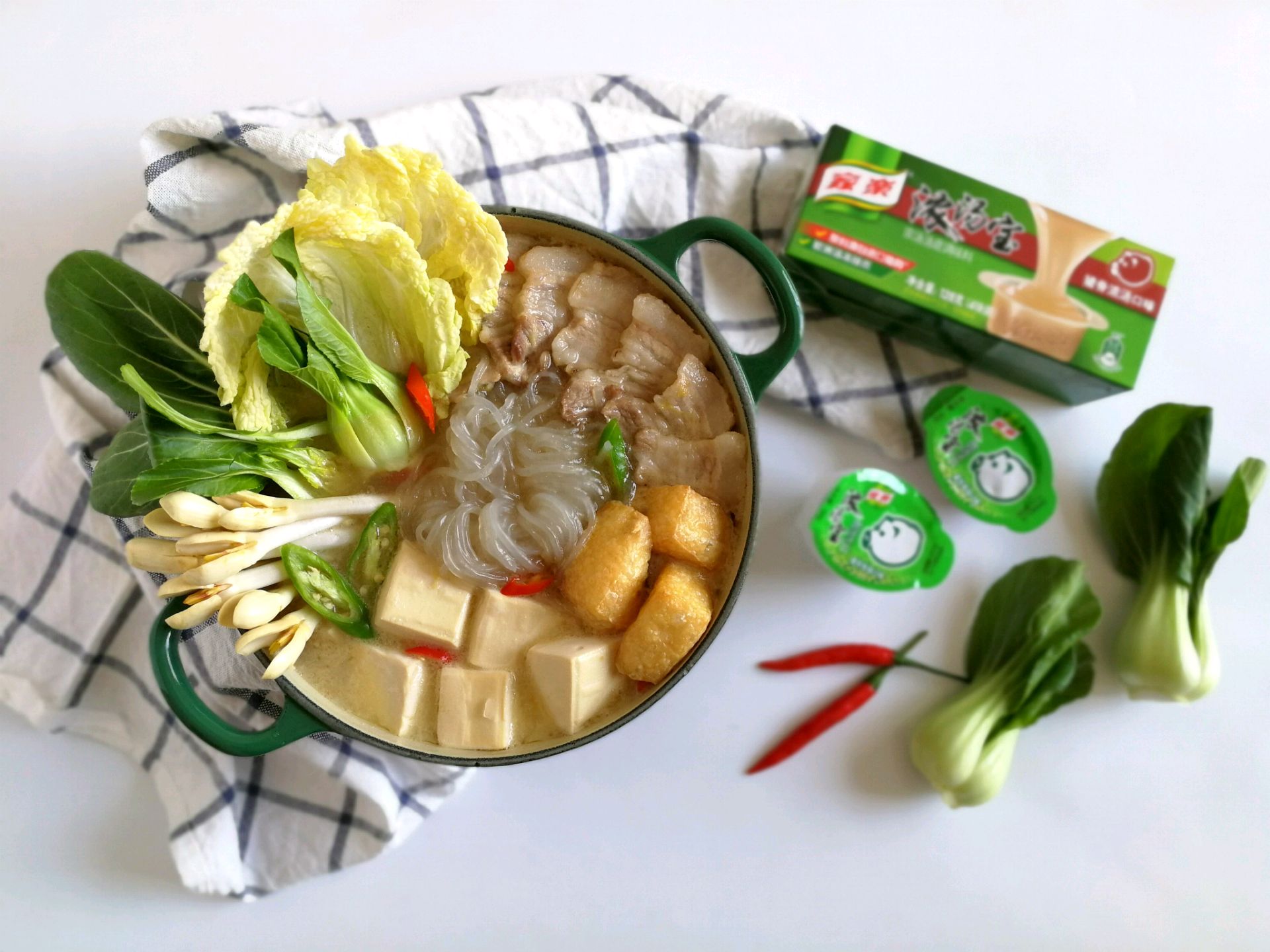 快手酸菜白肉锅#浓汤宝火锅英雄争霸赛#的做法