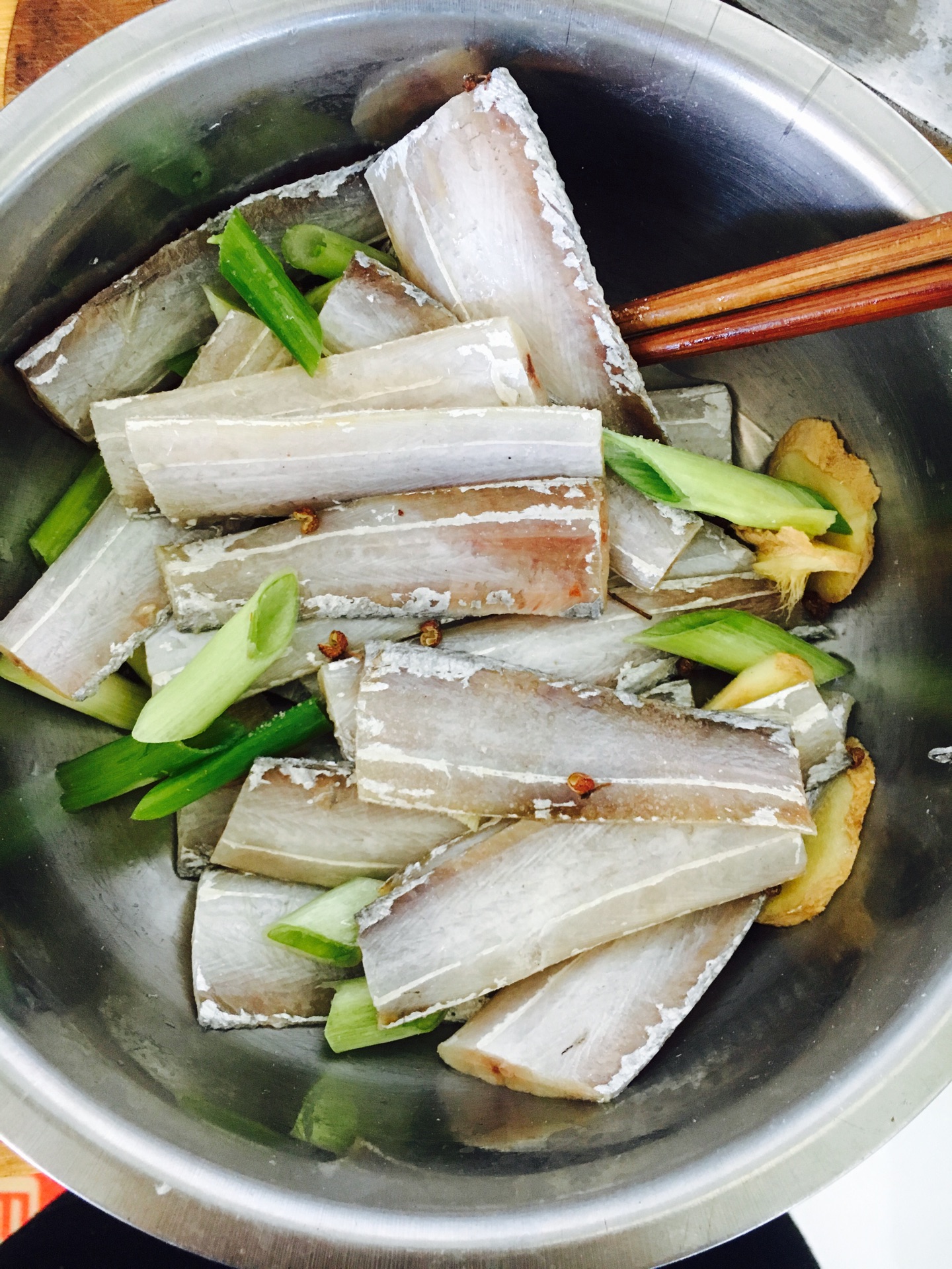干炸带鱼的家常做法，简单实用，带鱼金黄酥香，吃的鱼刺都不剩_表面