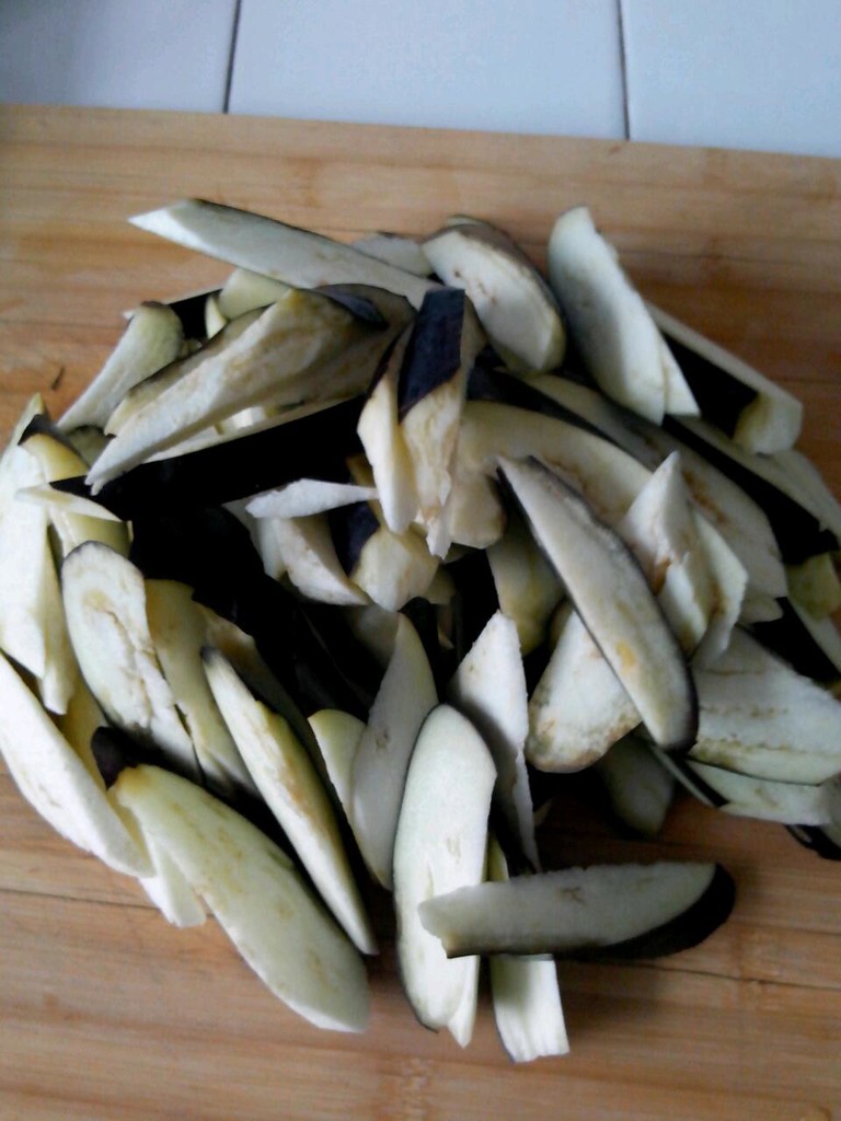 把茄子切成滚刀块
