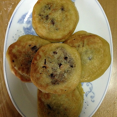 包好红豆馅的饼放电饼铛,煎熟
