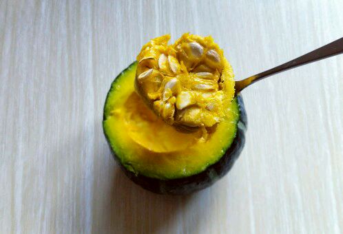 用小勺将南瓜瓤和籽挖出.
