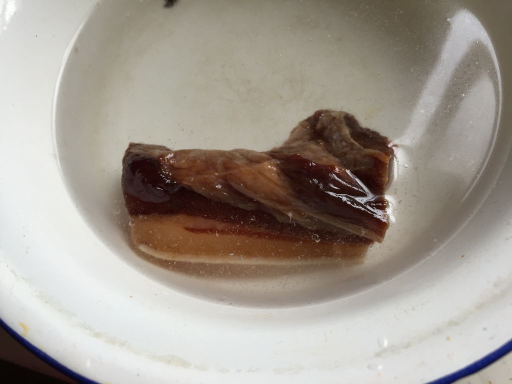 腊肉用温水浸泡回软一下