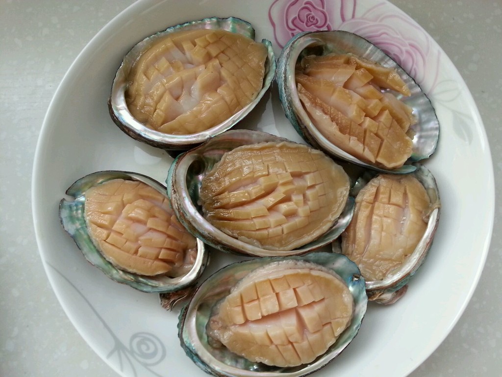 洗好的鲍鱼 切出花刀 便于更入味