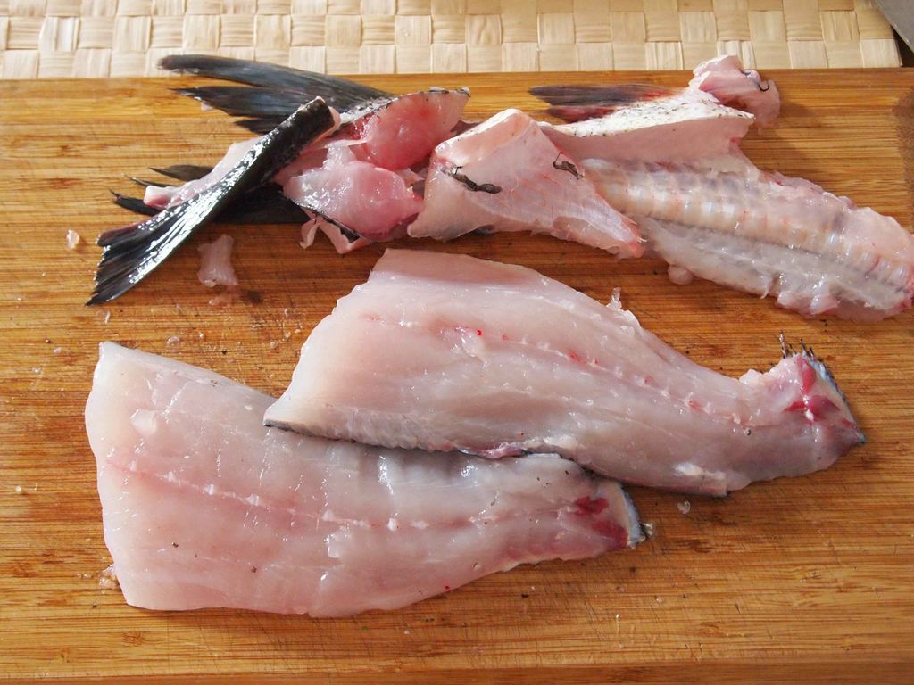 将鱼肚上的排刺,鱼鳍周边的刺也剔除干净(肉不必剔得过于干净,红烧