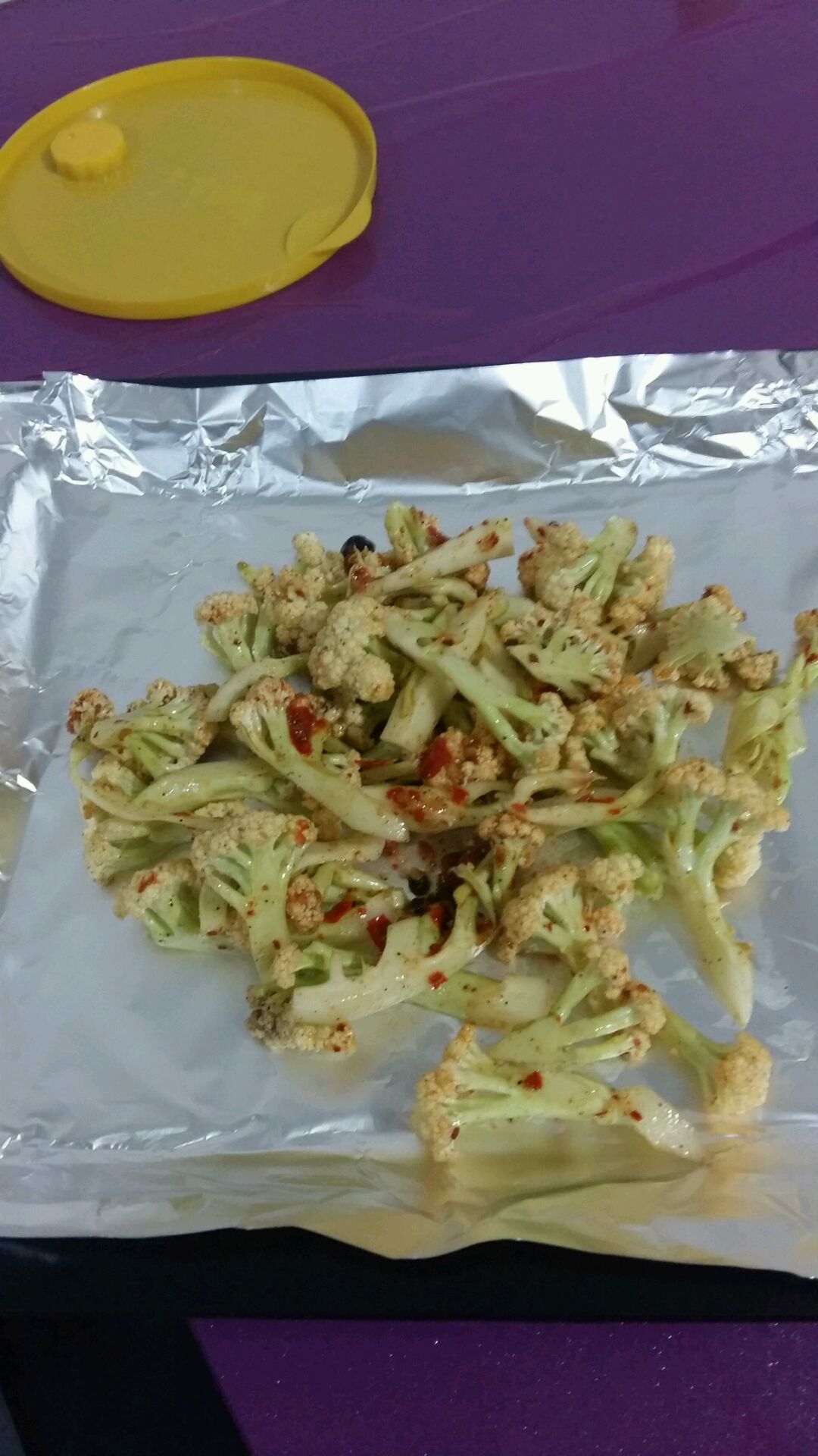 烤盘放张锡纸,将拌好的花菜平铺.