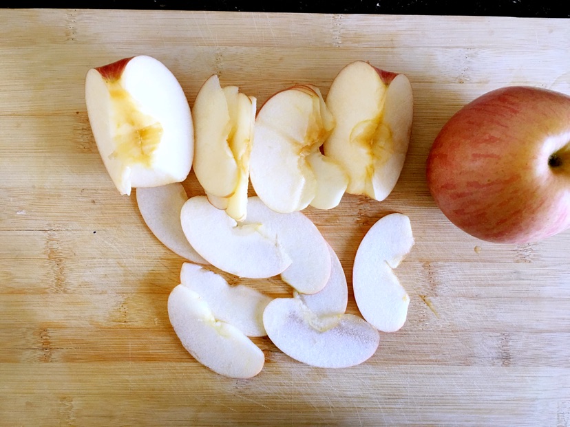 将苹果洗净,切瓣再切成薄厚均匀的片(不要太厚).