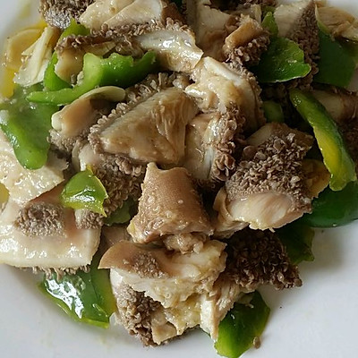 牛肚子先煮熟  肚子青椒用刀片片儿 葱蒜各少许爆香 牛肚青椒大火炒