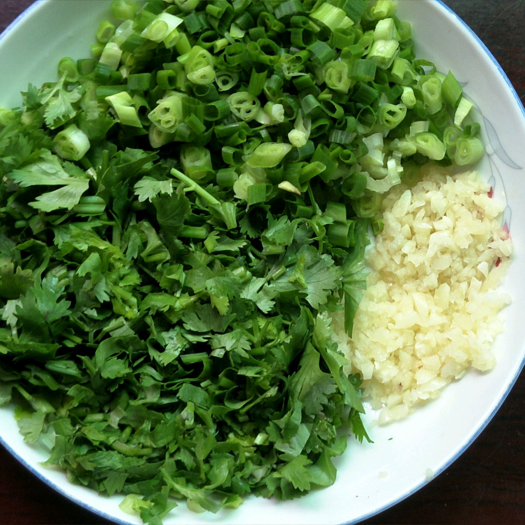 准备葱花,香菜,蒜蓉