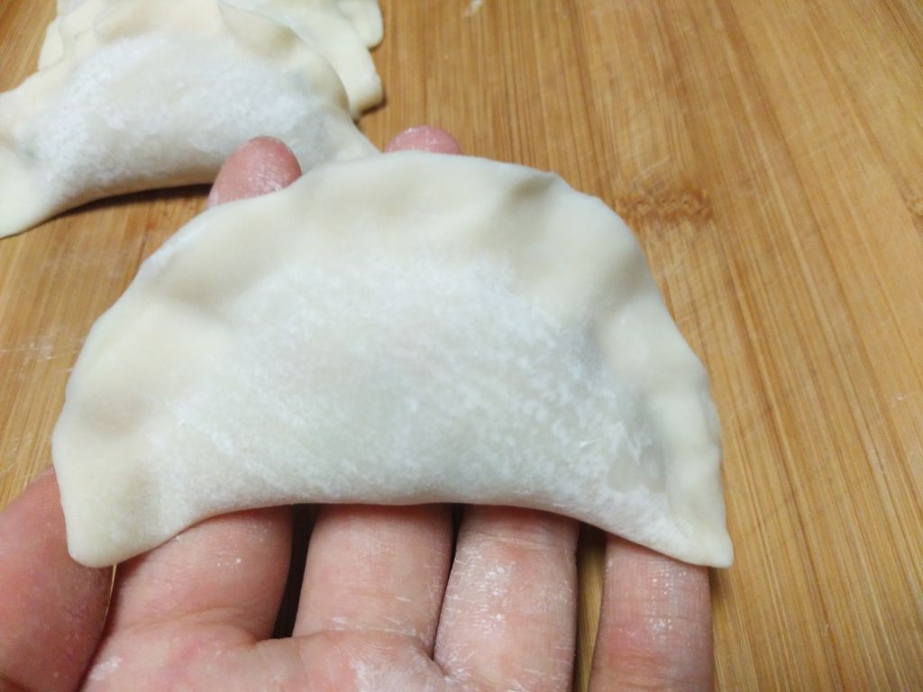 直接捏起荷叶边,这样包的饺子皮薄馅多