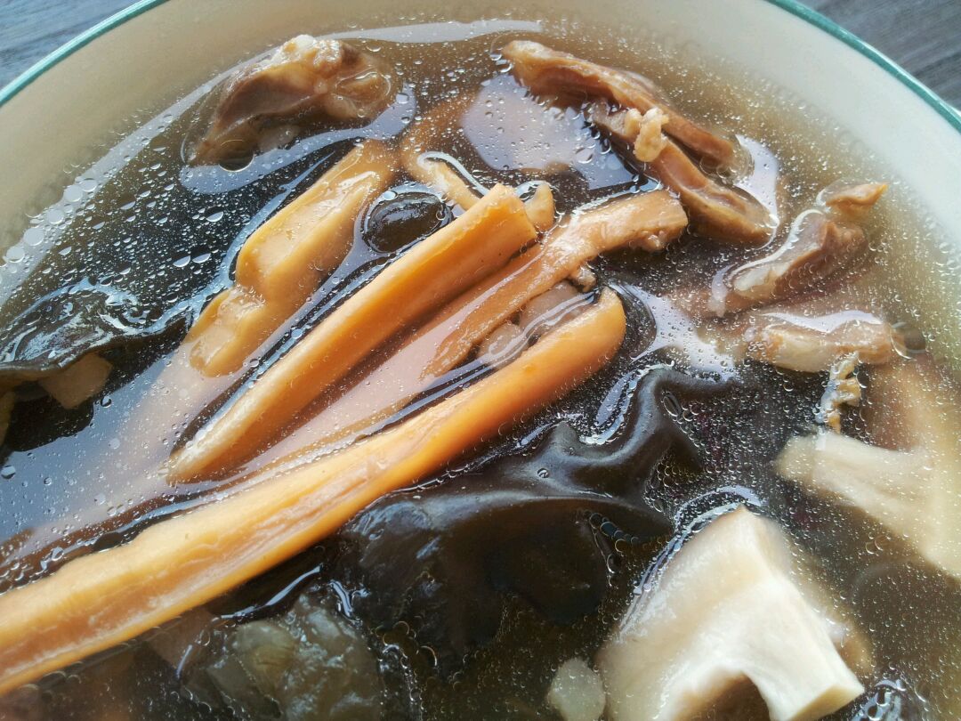 试试这样煲汤～木耳墨鱼干汤