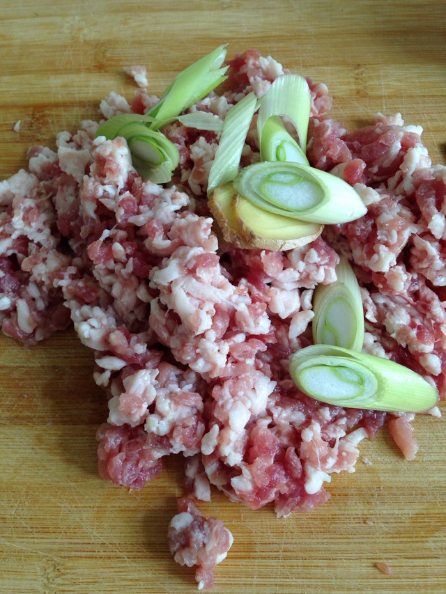 汆猪肉饺子丸子茴香平菇图片