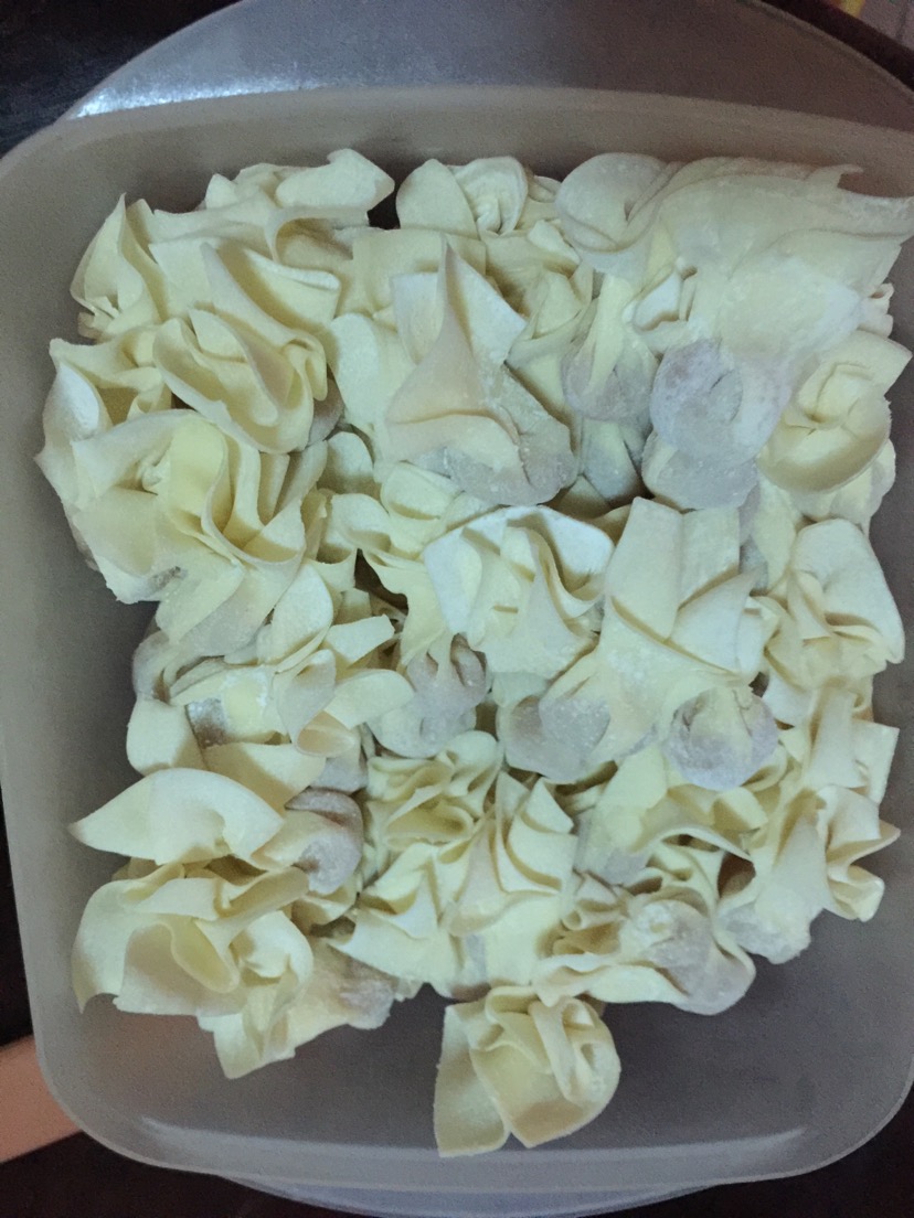 然后就是捏馄饨的过程了,方形的馄饨皮,对角线捏起,掌握诀窍后秒秒钟