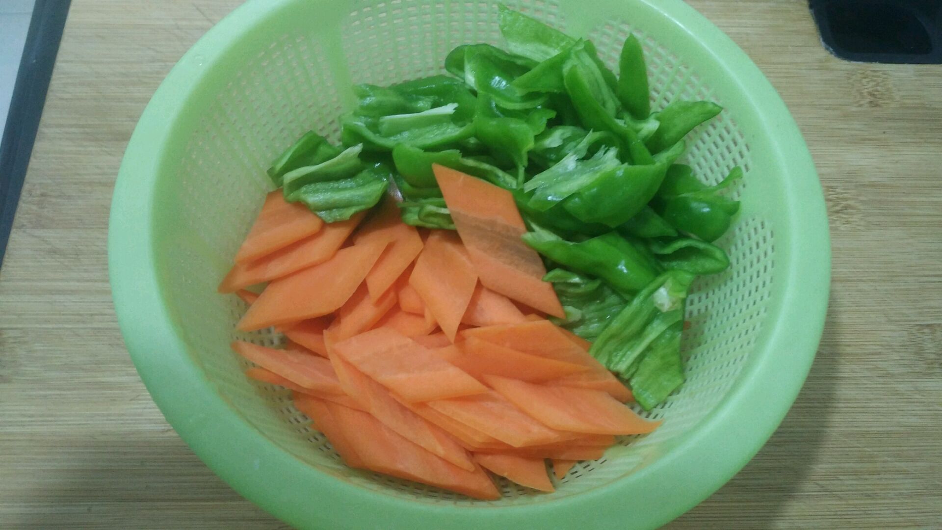 青椒洗净去蒂去籽切段,胡萝卜切菱形片