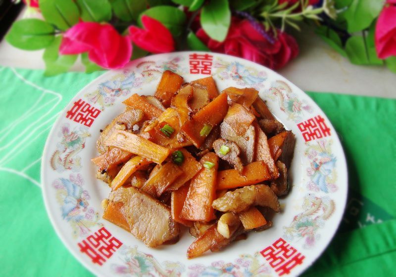 胡萝卜炒腊肉的做法