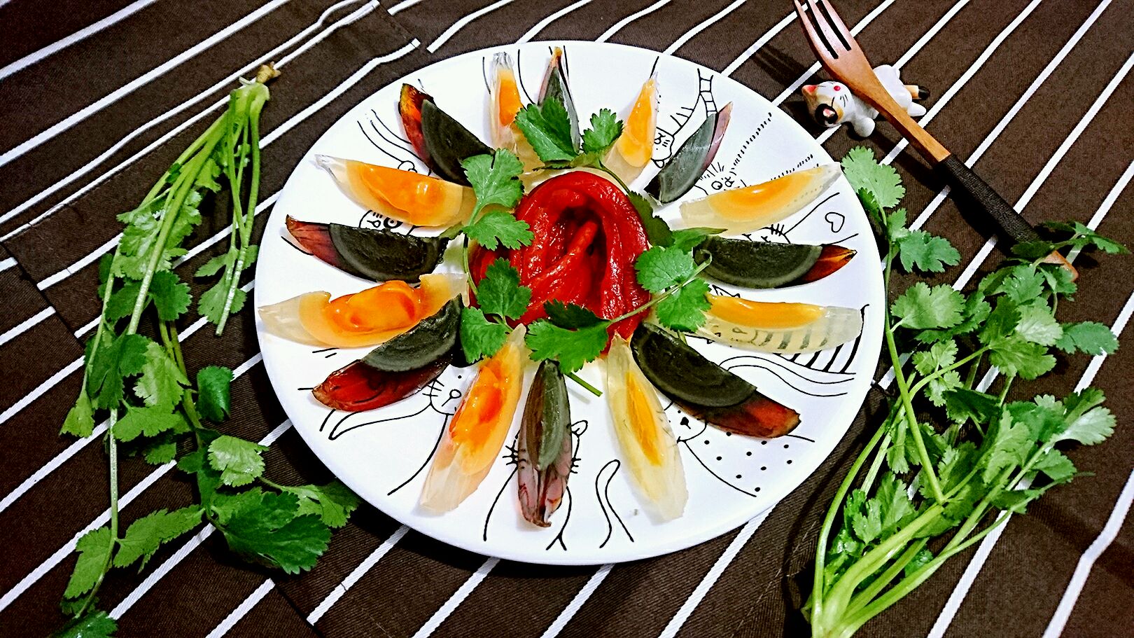摆盘.中间摆上烧椒,摆成一朵花,周围间隔的摆上黄金皮蛋和普通皮蛋.
