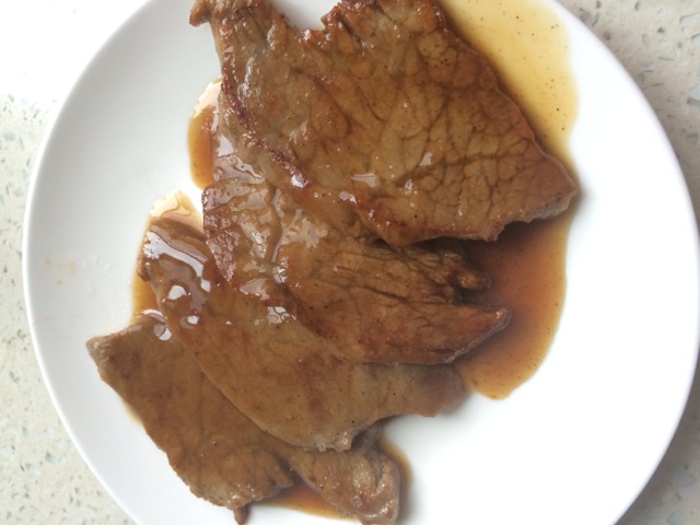 2. 调腌料。我总觉得调料这事是很主观的,怎么喜欢怎么来。但是不建议用老抽,这样牛排煎出来比较老颜色也不好看。我也是随意放,既然是黑胡椒牛排当然加了不少黑胡椒粉,糖也是不可少的。其他的就看同学们的喜好啦。