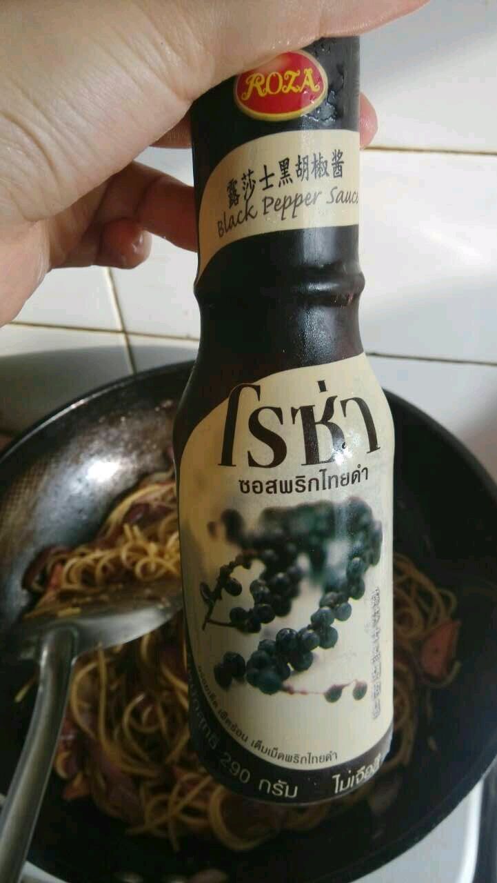 我用的这款黑胡椒酱是泰国的露莎士,一般大超市都有卖,淘宝上会更