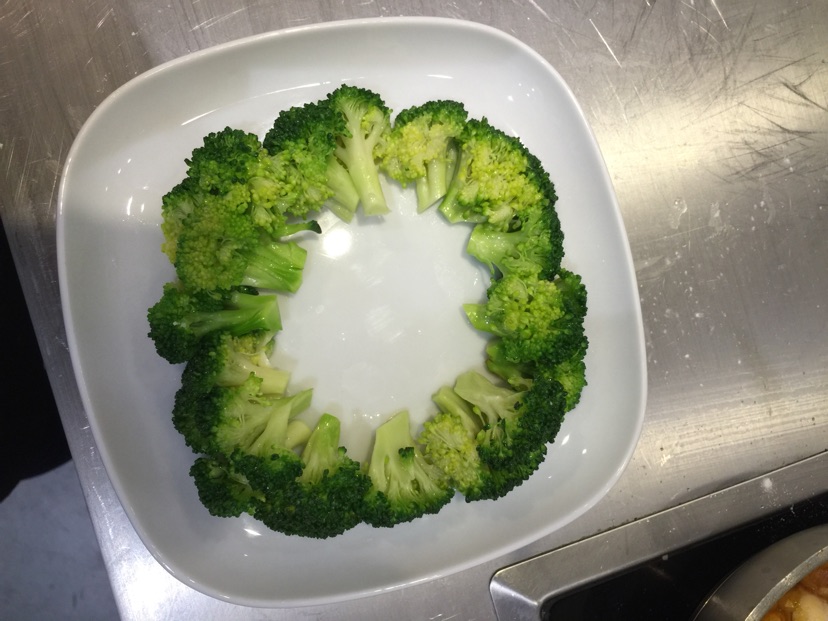 将西兰花用热水烫过后摆盘