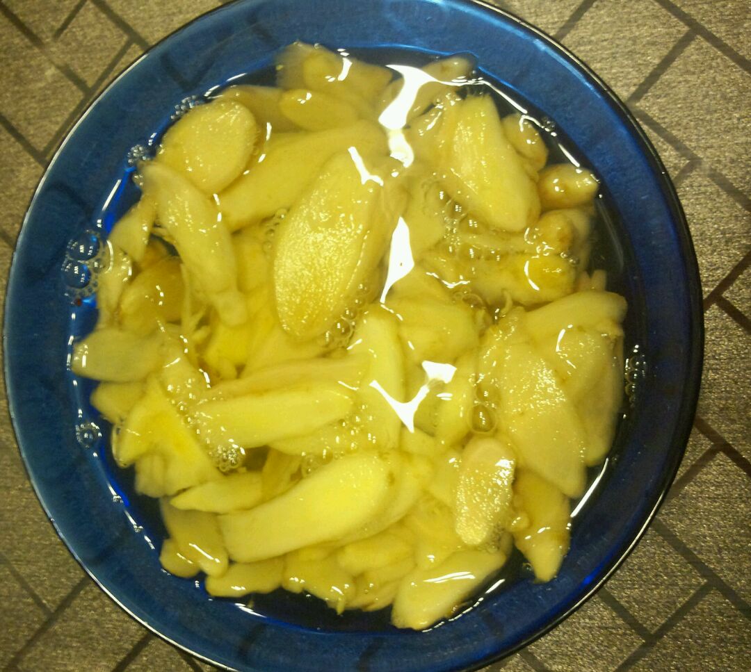 1.5小时后将姜片中的水倒出,加入糖醋汁,2周后就可以吃了.