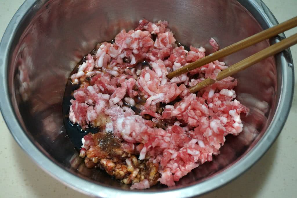 猪肉洋葱包菜饺子#太太乐鲜鸡汁中式#的做法图解3