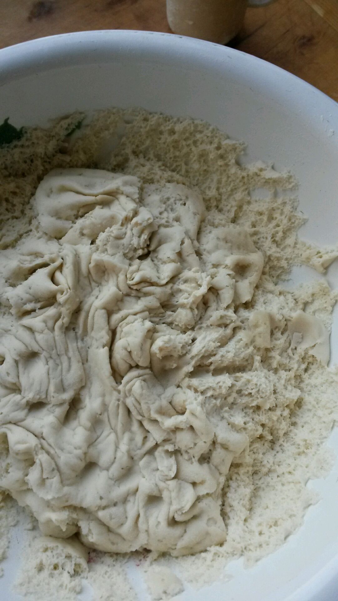 取面粉约三斤,加酵头老面发面,至松软体积两倍以上(我是在暖气旁