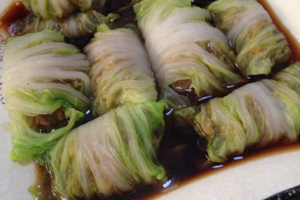 边看边做更方便 主料 料酒 生抽 胡椒粉 老抽 香油 蒸鱼豉油 白菜肉卷