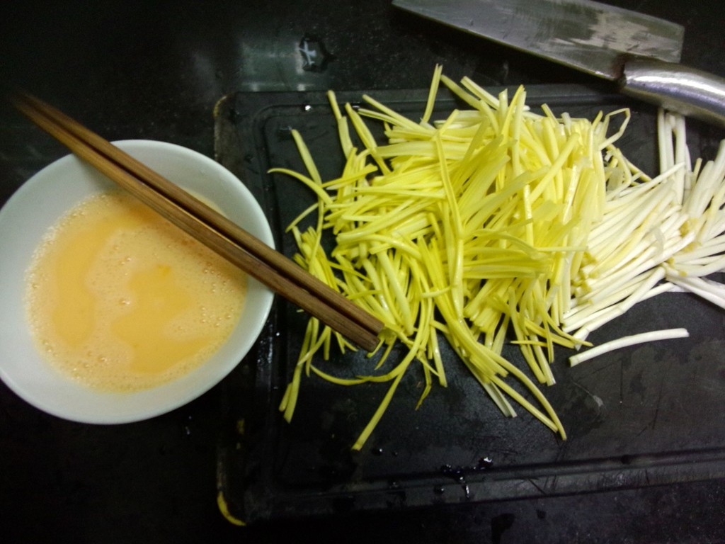 韭黄炒蛋的做法图解2