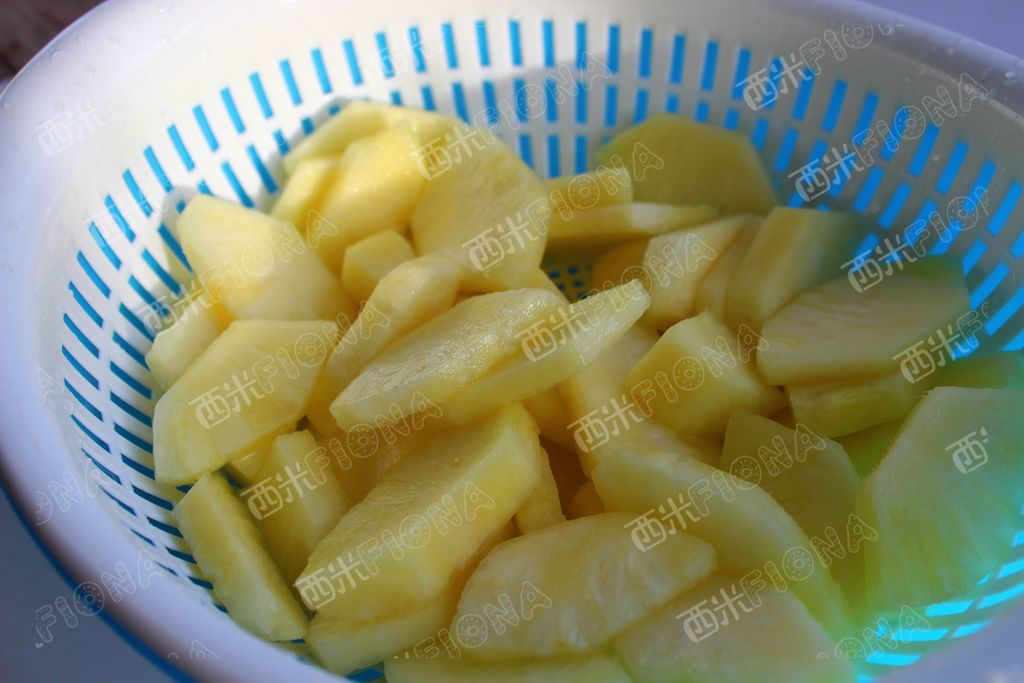 菠萝去皮切块,可用淡盐水稍稍浸泡一下.