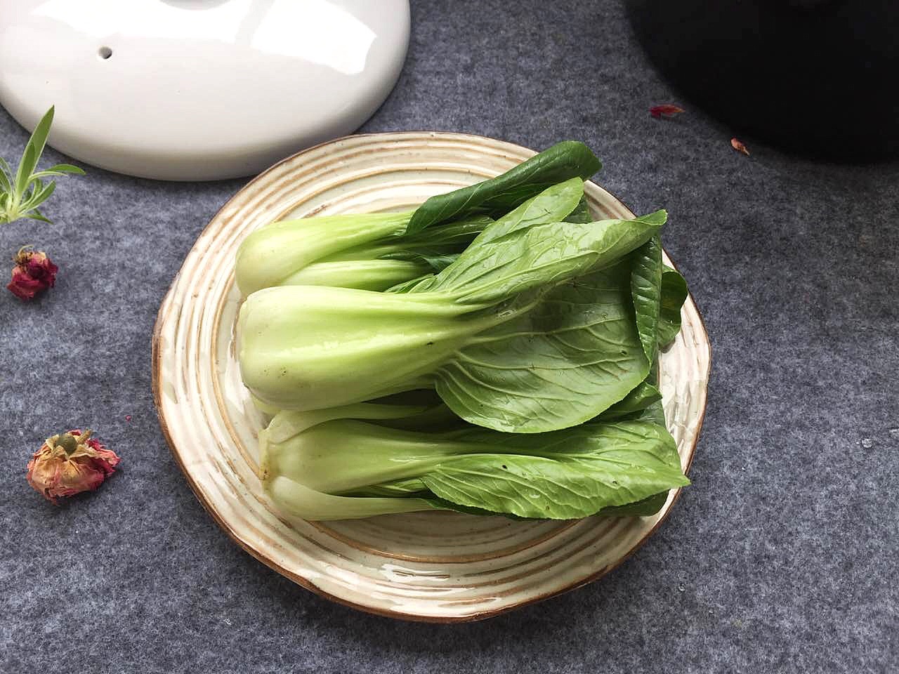 利用砂锅焖米饭这时间,把上海青焯熟备用.