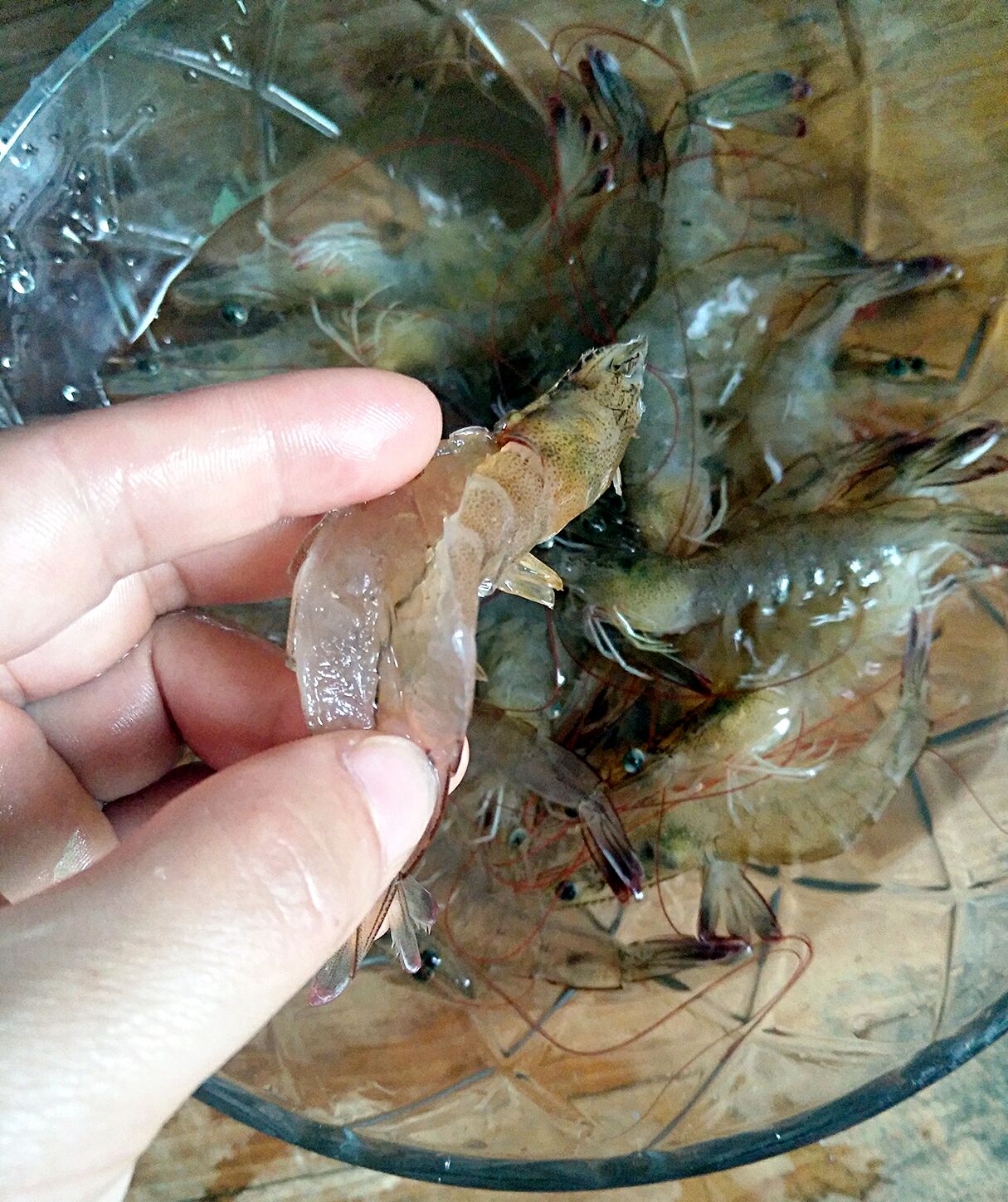 剪开背部(好入味),去除虾线,洗净沥水备用