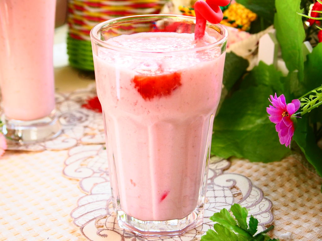 草莓奶昔怎么做_草莓奶昔的做法_豆果美食