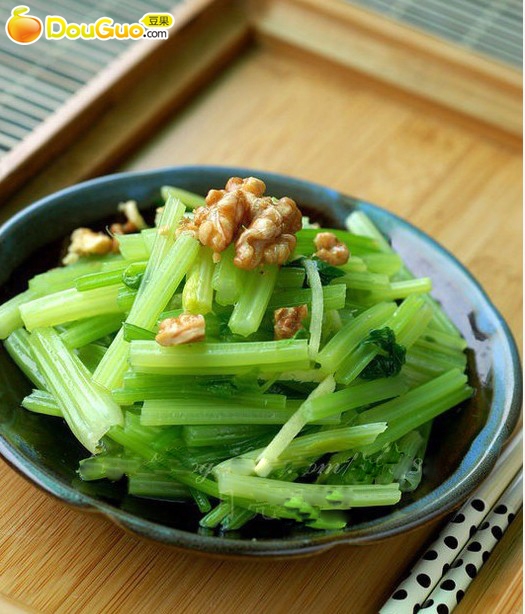 健康的核桃炝芹菜