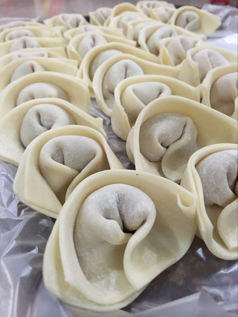 将肉末包制在馄饨皮里.