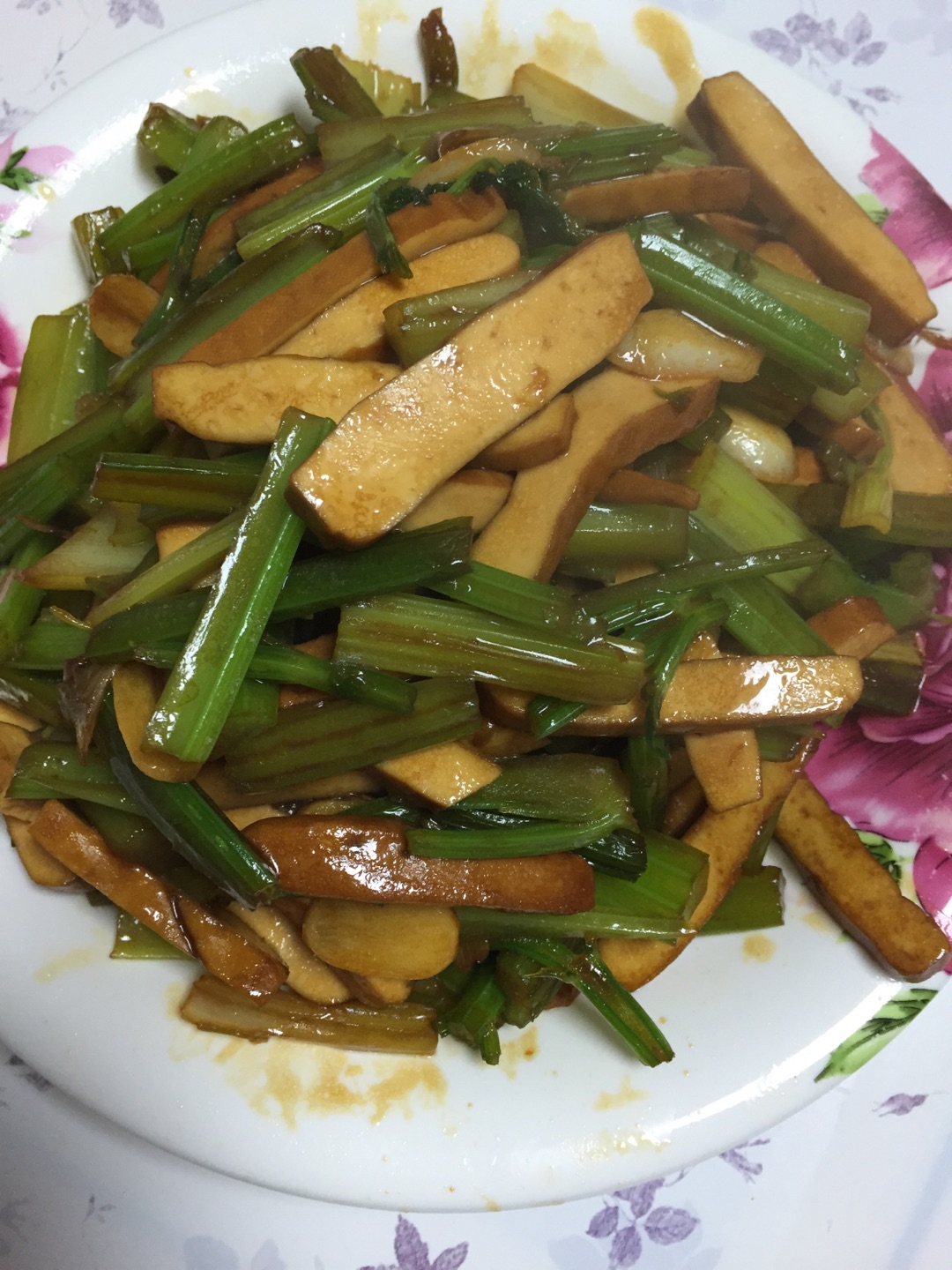 香菇炒芹菜怎么做好吃