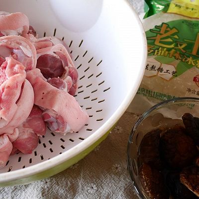 1.将猪蹄清洗冲水,尽量冲去其自身的血污,香菇泡水,生姜切片