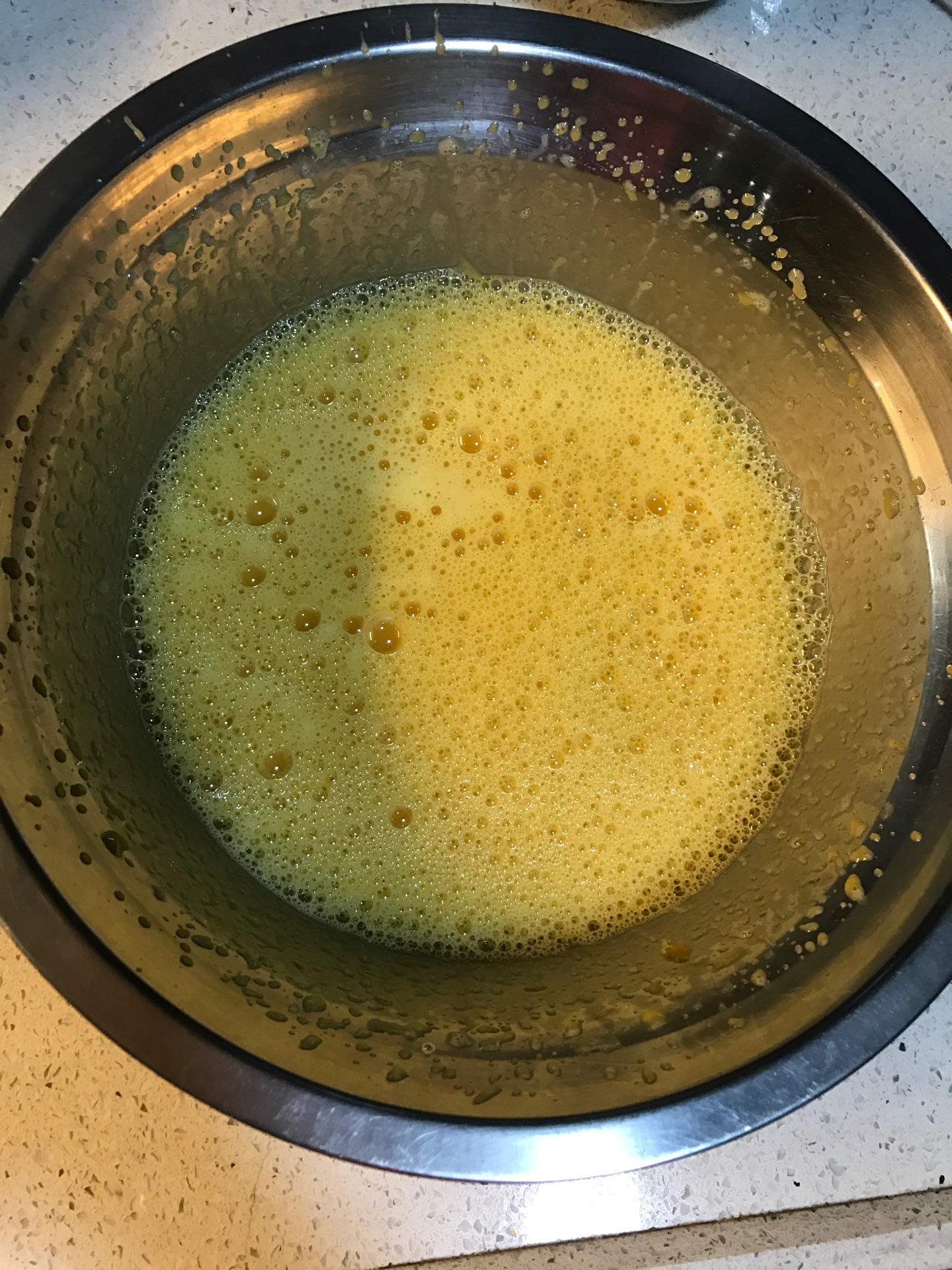 不用清洗打蛋机,接着打发蛋黄,直到油水混合均匀.