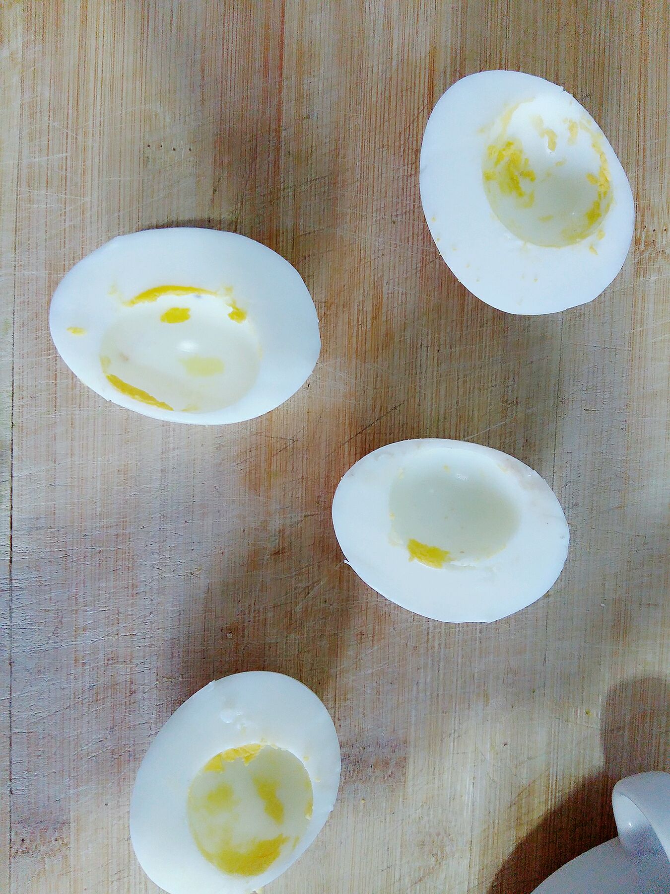 两个鸡蛋煮熟,去皮切开,蛋黄取出来,蛋白备用.