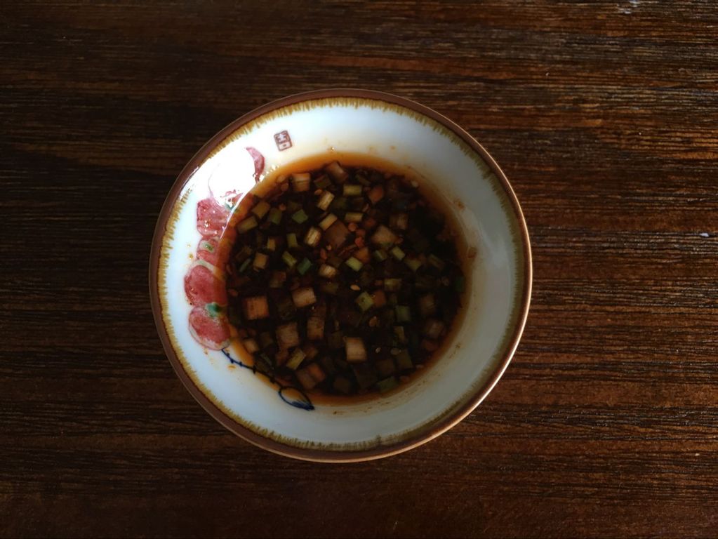 陈醋,芝麻油,辣椒油少许白糖和一些香葱碎调一碗料汁蘸着吃!