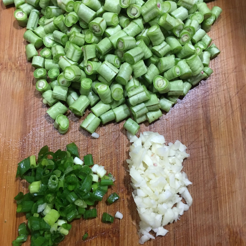 豆角去头尾洗净切丁,香葱和蒜头切碎.