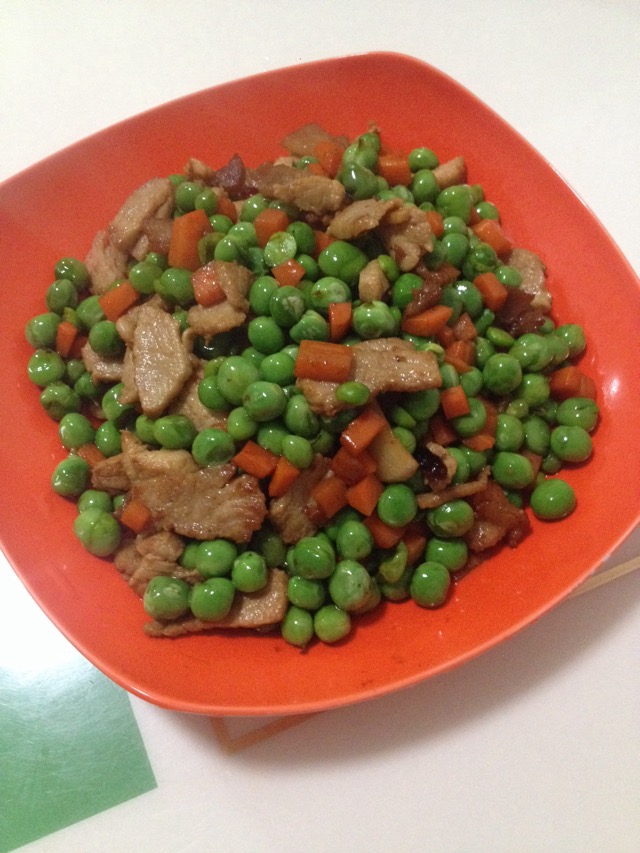 青豌豆炒肉的做法_【图解】青豌豆炒肉怎么做好吃_背篓_家常做法大全